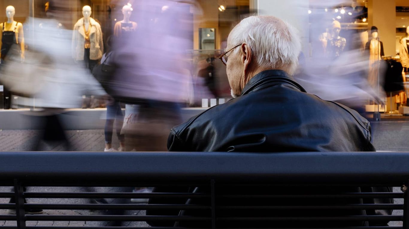 Senior auf einer Bank: Der Streit um die Grundrente für Rentner entzweit die große Koalition.