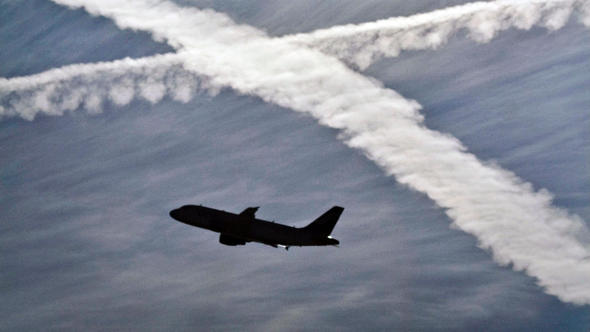 Ein Flugzeug startet: Die Airlines gehen sich mit ihren Angeboten immer noch gezielt aus dem Weg.