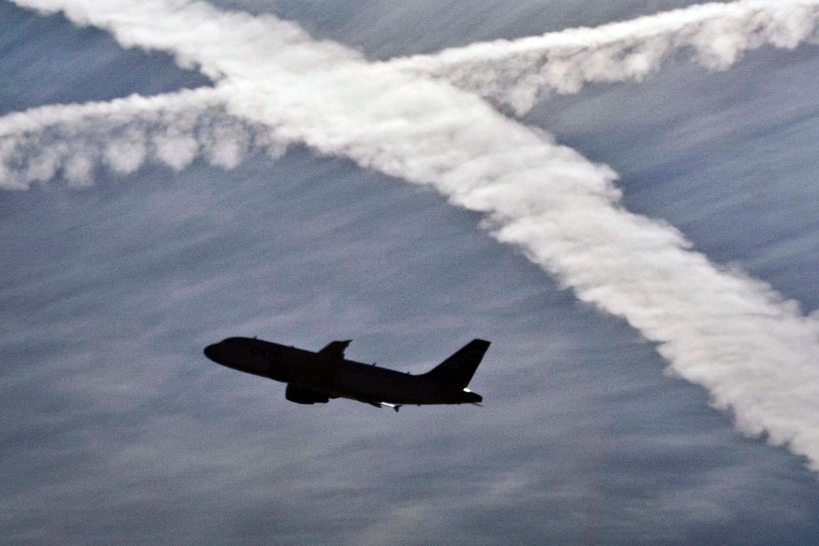 Ein Flugzeug startet: Die Airlines gehen sich mit ihren Angeboten immer noch gezielt aus dem Weg.