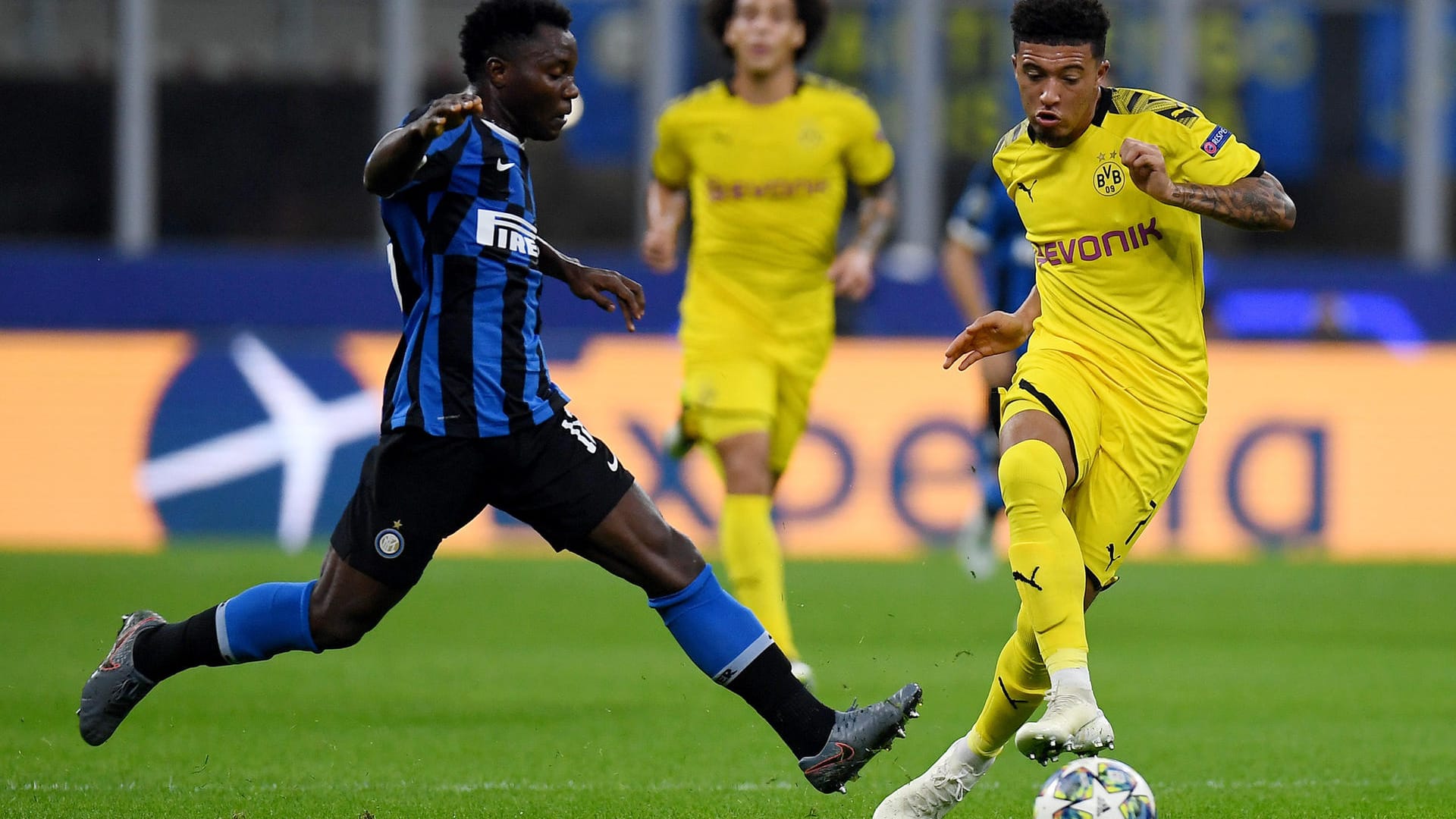 War gegen den Defensuiv-Verbund von Inter chancenlos: BVB-Dribbler Jadon Sancho (r.).