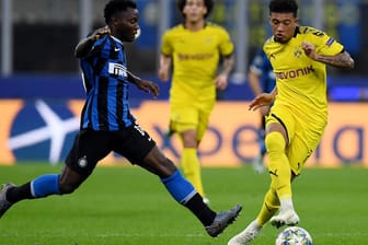 War gegen den Defensuiv-Verbund von Inter chancenlos: BVB-Dribbler Jadon Sancho (r.).