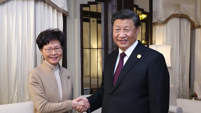 Chinas Präsident Xi Jinping unterstützt Hongkongs Regierungschefin Carrie Lam. Chinas Präsident Xi Jinping unterstützt Hongkongs Regierungschefin Carrie Lam.
