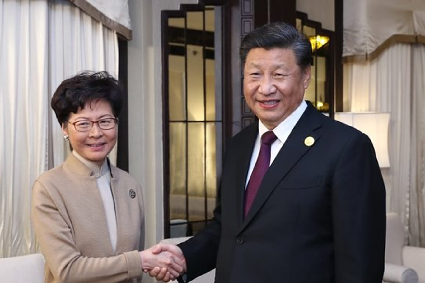 Chinas Präsident Xi Jinping unterstützt Hongkongs Regierungschefin Carrie Lam.