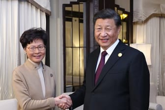 Chinas Präsident Xi Jinping unterstützt Hongkongs Regierungschefin Carrie Lam.