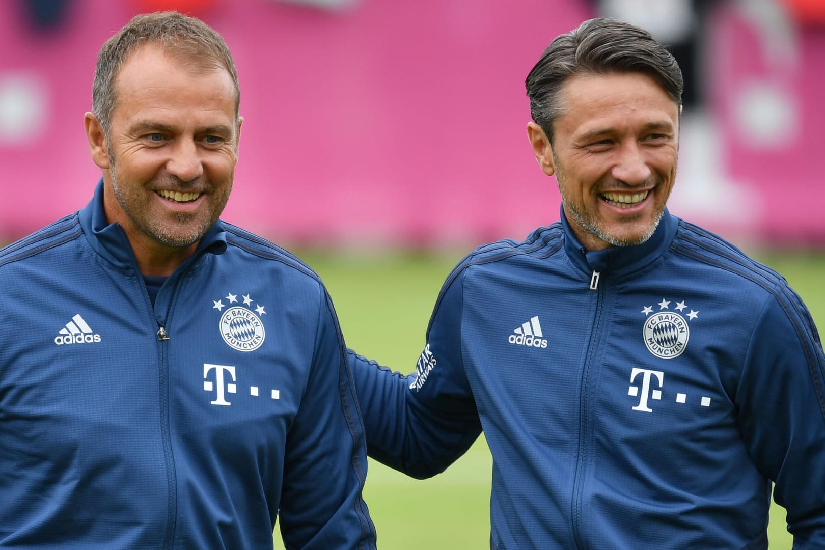 Hansi Flick (l.) und Niko Kovac: Vor dem ersten Training des Interimstrainers darf sich der "alte Chef" nochmal verabschieden.