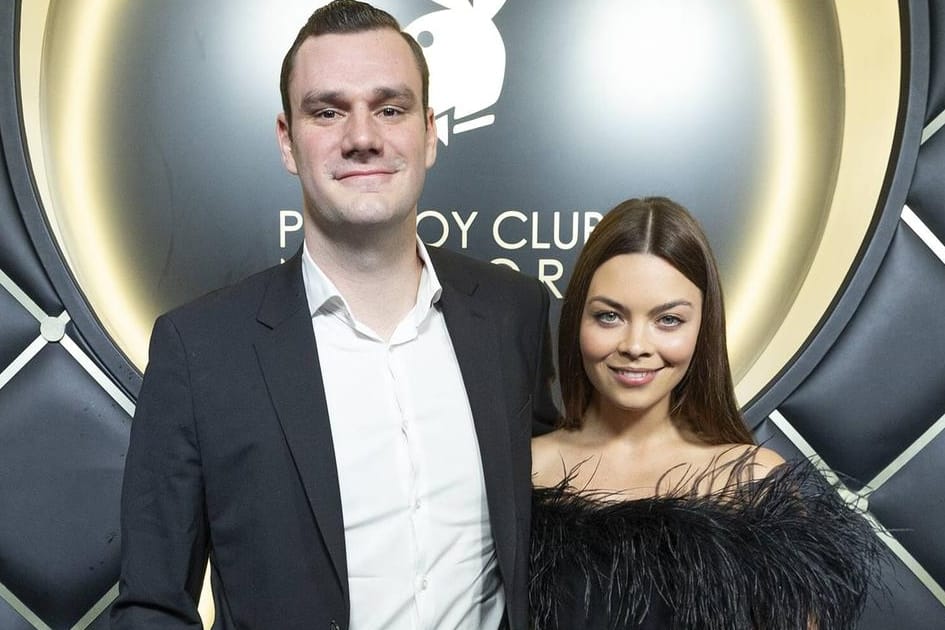 Cooper Hefner und Scarlett Byrne: Die beiden haben sich das Jawort gegeben.