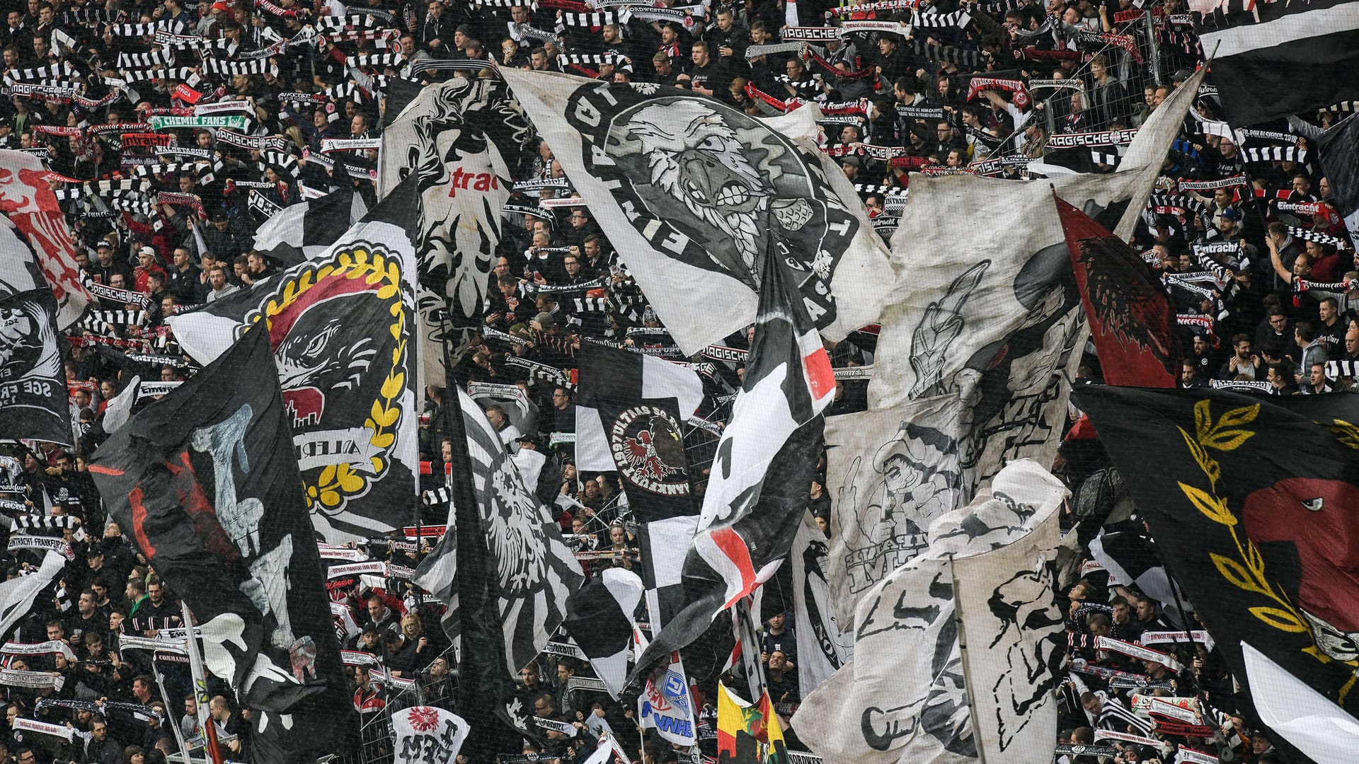 Anhänger von Eintracht Frankfurt: Vorm Landgericht wird ab heute die Klage eines Fans gegen das Land Hessen verhandelt.