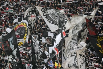 Anhänger von Eintracht Frankfurt: Vorm Landgericht wird ab heute die Klage eines Fans gegen das Land Hessen verhandelt.