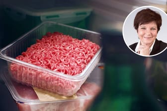 Hackfleisch aus dem Supermarkt steht in einem Kühlschrank: Rund 95 Rückrufe für Lebensmittel verzeichnet die Webseite Lebensmittelwarnung.de in diesem Jahr bisher.