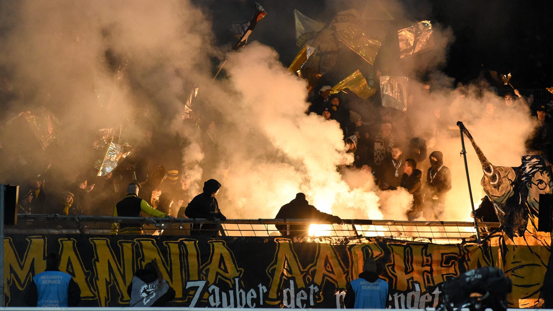 Die Fans vom Alemannia Aachen zünden Pyrotechnik, Stimmung im Stadion, Atmosphäre, Pyro, Pyros, Ultras, Zuschauer, Fanbl