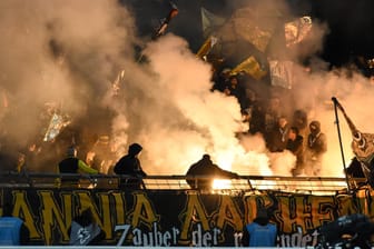 Die Fans vom Alemannia Aachen zünden Pyrotechnik, Stimmung im Stadion, Atmosphäre, Pyro, Pyros, Ultras, Zuschauer, Fanbl