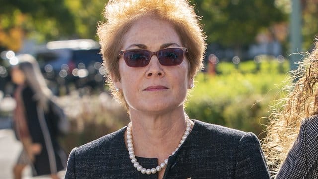 Marie Yovanovitch, die frühere US-Botschafterin in der Ukraine, auf dem Weg zu einer Anhörung im Repräsentantenhaus. Marie Yovanovitch, die frühere US-Botschafterin in der Ukraine, auf dem Weg zu einer Anhörung im Repräsentantenhaus.