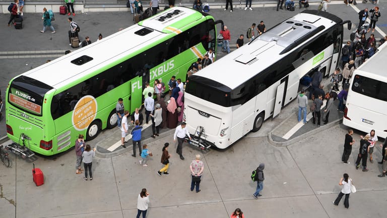 Fernbusse des Unternehmens Flixbus: Der Autoverband ADAC fordert eine niedrigere Mehrwertsteuer für den Fernbusverkehr.
