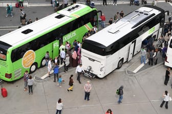 Fernbusse des Unternehmens Flixbus: Der Autoverband ADAC fordert eine niedrigere Mehrwertsteuer für den Fernbusverkehr.