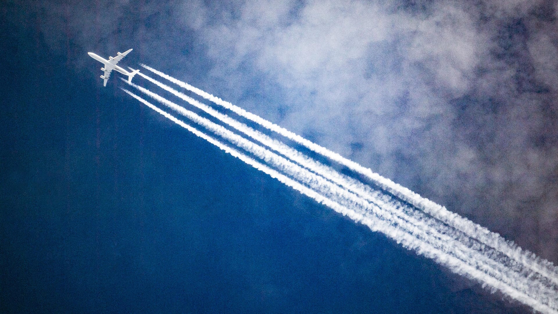 Flugzeug am Himmel: Flugreisen sind im Vergleich zu anderen Urlaubsformen besonders schädlich für das Klima.