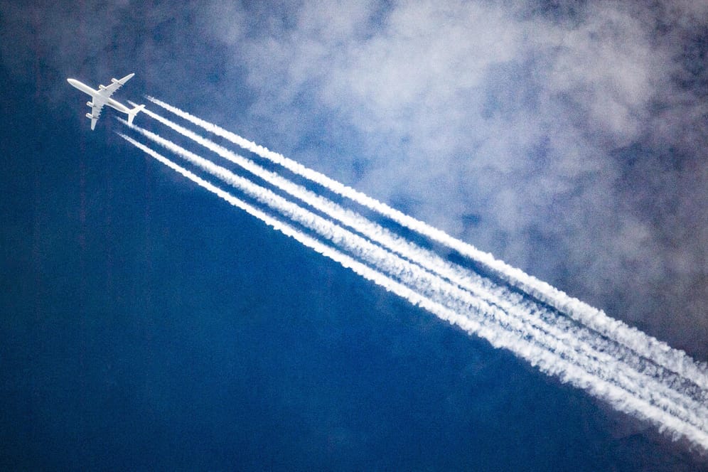 Flugzeug am Himmel: Flugreisen sind im Vergleich zu anderen Urlaubsformen besonders schädlich für das Klima.