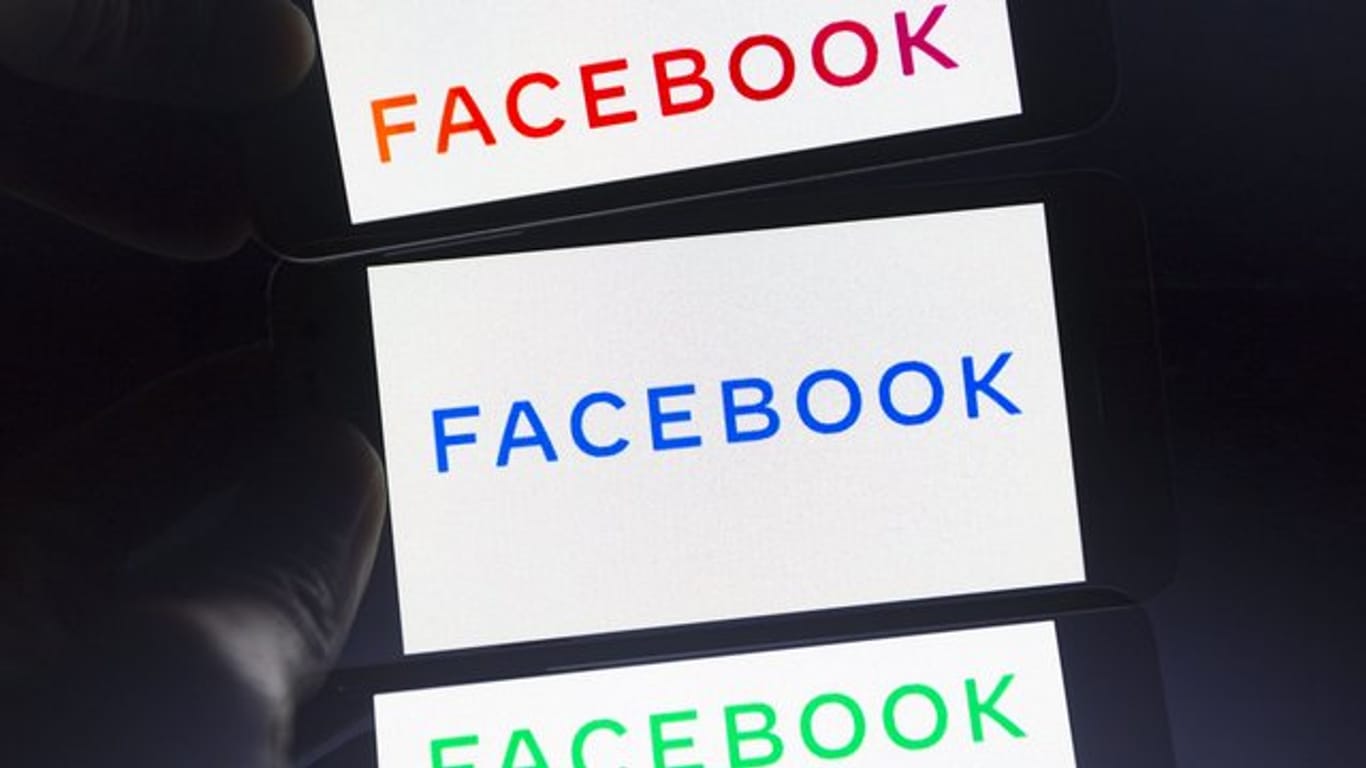 Das neue Firmenlogo von Facebook soll künftig häufiger neben anderen Marken des Konzerns wie Instagram und WhatsApp stehen.