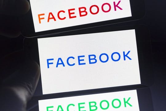 Das neue Firmenlogo von Facebook soll künftig häufiger neben anderen Marken des Konzerns wie Instagram und WhatsApp stehen.