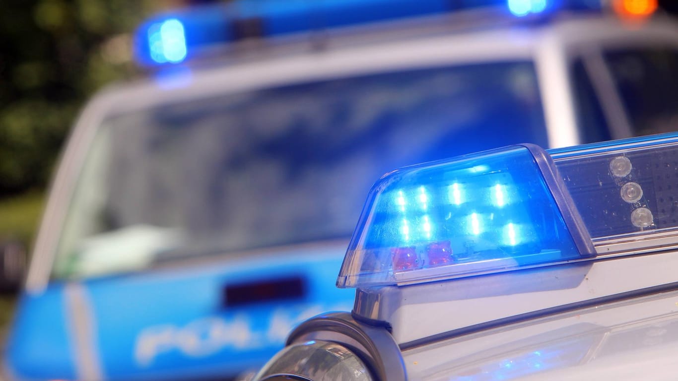 Zwei Polizei-Fahrzeuge stehen hintereinander: In Kiel ist eine 23-jährige Rollerfahrerin lebensgefährlich verletzt worden.