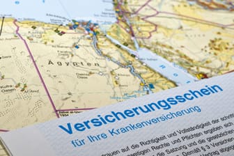 Versicherungsschein für eine Krankenversicherung: Wer eine Vorerkrankung hat, die absehbar im Ausland behandelt werden muss, sollte sich genau über die Bedingungen informieren.