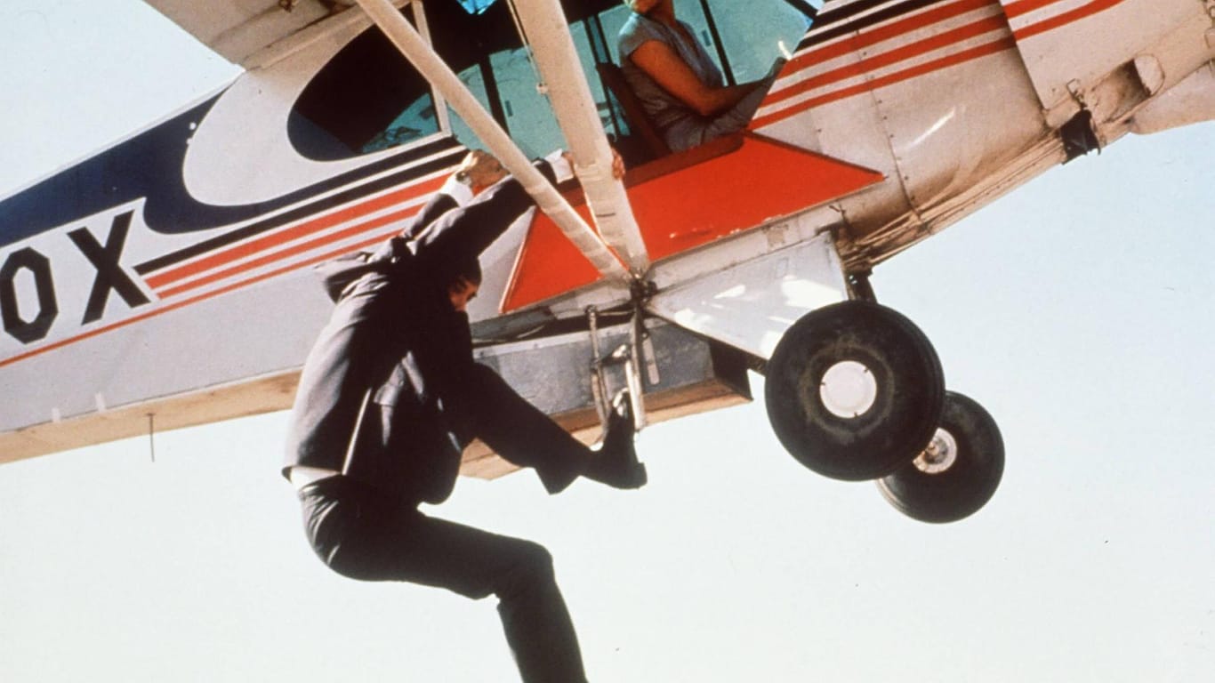 James Bond hängt an einem fliegenden Kleinflugzeug: Der Superagent (hier gespielt von Timothy Dalton) hat eine persönliche Rechnung mit dem lateinamerikanischen Kokain-König Franz Sanchez zu begleichen.