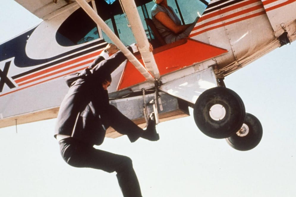 James Bond hängt an einem fliegenden Kleinflugzeug: Der Superagent (hier gespielt von Timothy Dalton) hat eine persönliche Rechnung mit dem lateinamerikanischen Kokain-König Franz Sanchez zu begleichen.