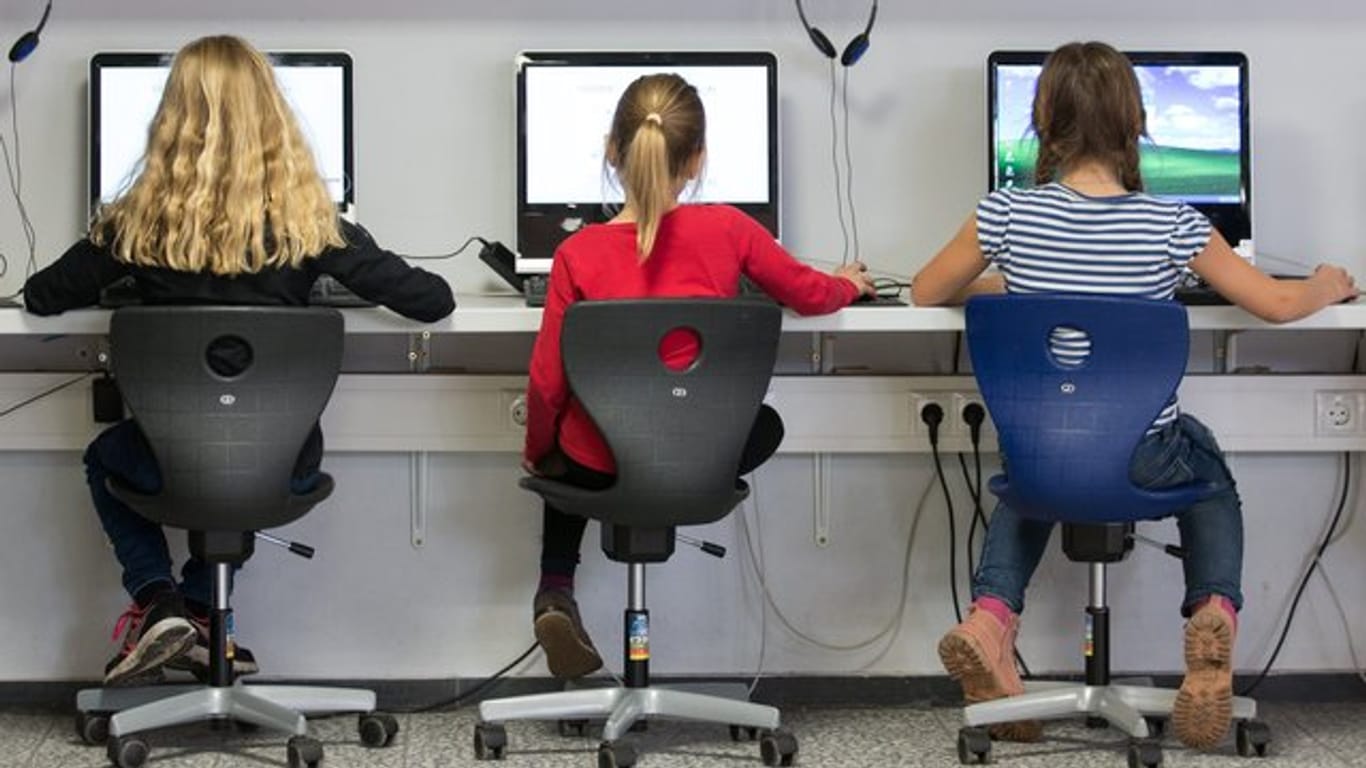 Schülerinnen arbeiten an Computern: Die Digitalkompetenz der "Generation Smartphone" stagniert in Deutschland.