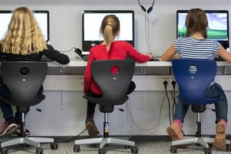 Schülerinnen arbeiten an Computern: Die Digitalkompetenz der "Generation Smartphone" stagniert in Deutschland.
