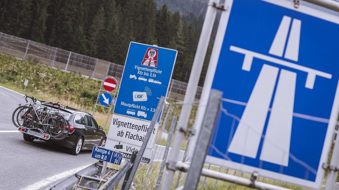 Autobahnschild und Vignettenpflichtschild bei einer Autobahnauffahrt: Auf bestimmten Streckenabschnitten in Österreich wird unabhängig von den Vignetten eine Sondermaut fällig.