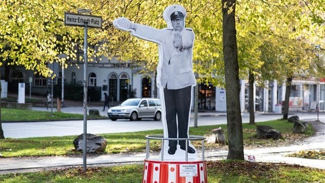 In Göttingen ist die Stele von Heinz Erhardt wieder aufgestellt worden. In Göttingen ist die Stele von Heinz Erhardt wieder aufgestellt worden.