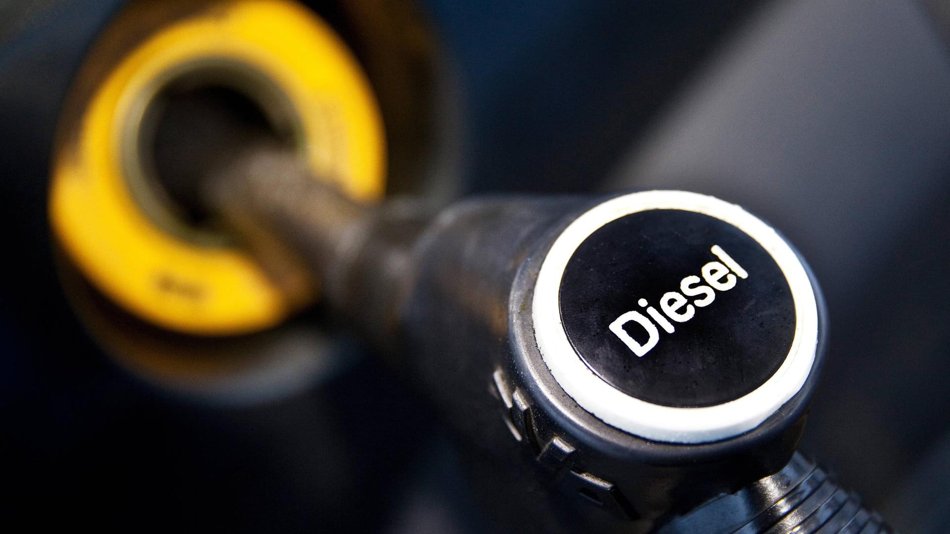 Diesel tanken: Es ginge auch sauberer – doch das ist einem Medienbericht zufolge nicht gewollt.