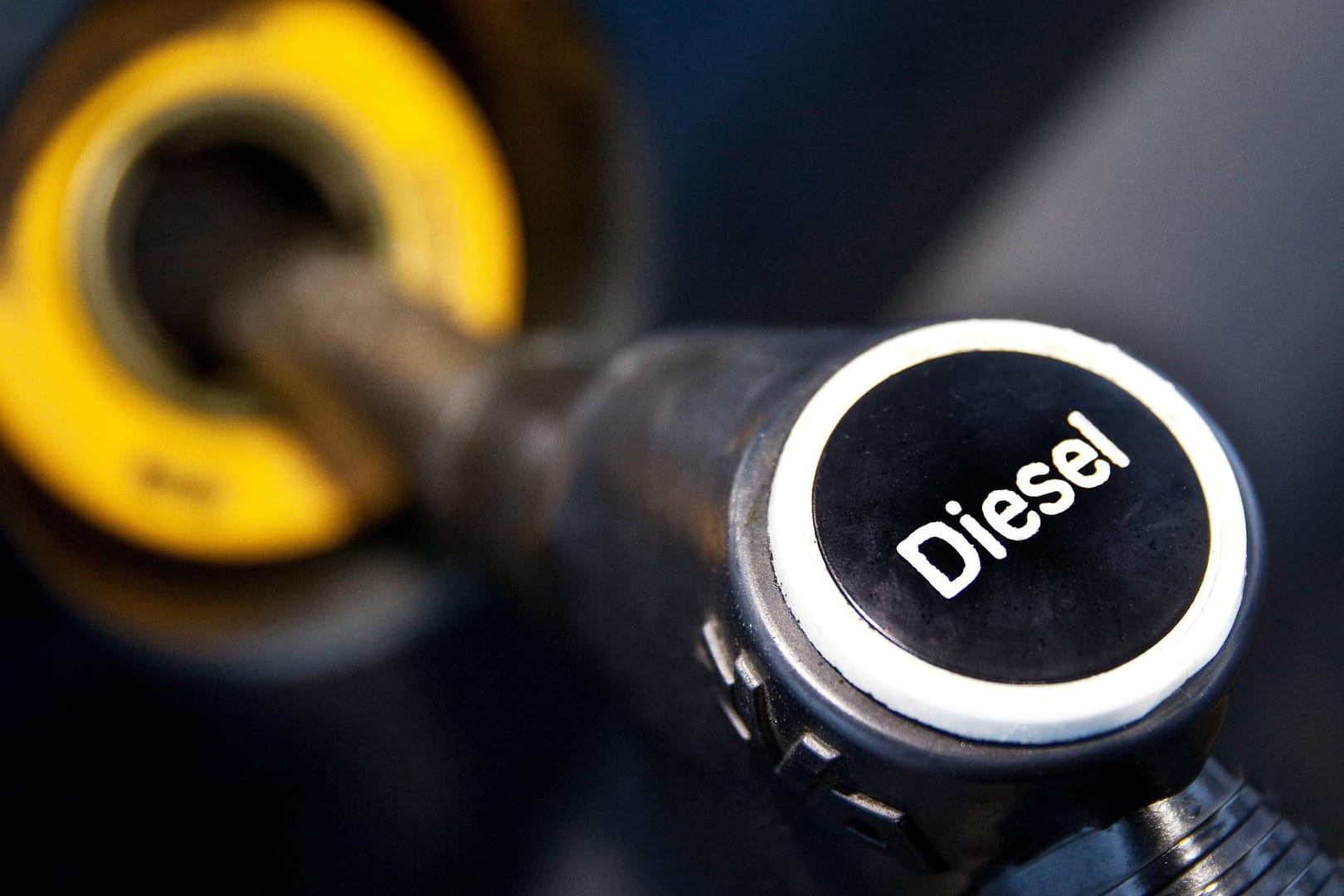Diesel tanken: Es ginge auch sauberer – doch das ist einem Medienbericht zufolge nicht gewollt.