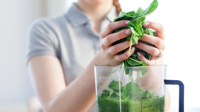 Spinat im Smoothie: Auch gesunde Lebensmittel können die Zähne angreifen.