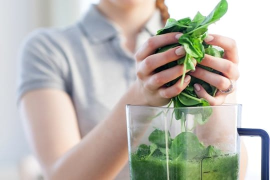 Spinat im Smoothie: Auch gesunde Lebensmittel können die Zähne angreifen.