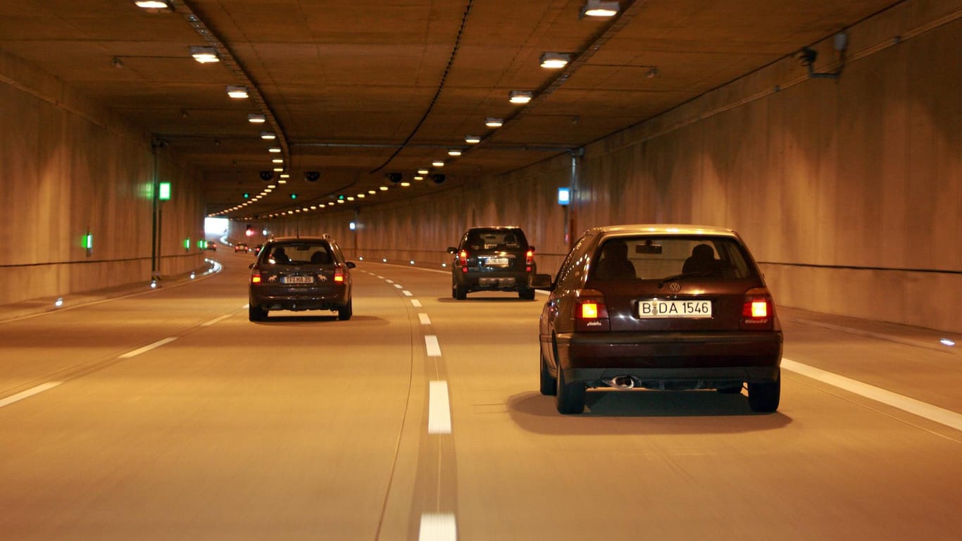 Autos im Tunnel: Das blau-weiße Tunnelschild verpflichtet zum Einschalten des Abblendlichts.