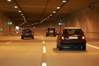 Autos im Tunnel: Das blau-weiße Tunnelschild verpflichtet zum Einschalten des Abblendlichts.