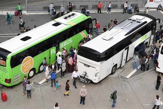 Reges Treiben herrscht am Hauptbahnhof in Frankfurt am Main an einem Terminal für Fernbusse.