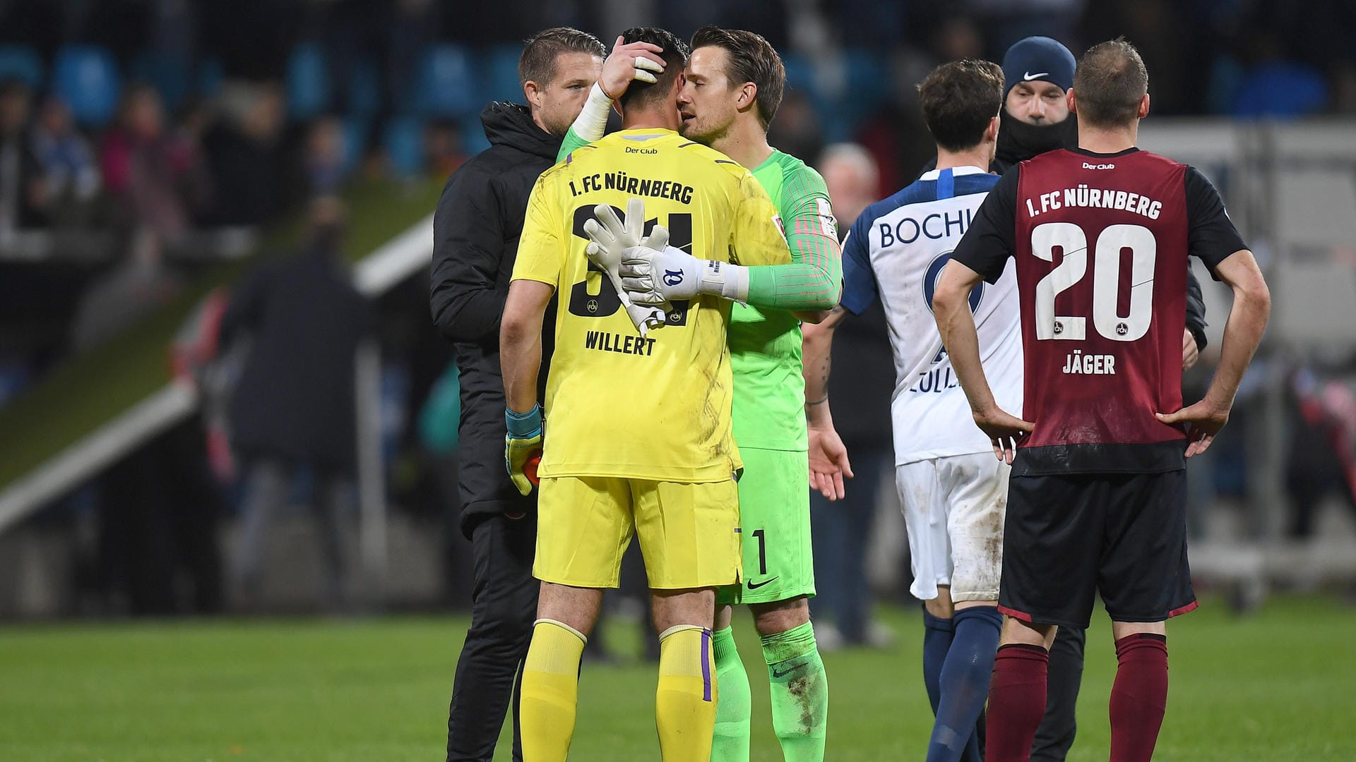 Versuchte Nürnberg-Keeper nach dem Spiel wieder aufzubauen: Bochum-Keeper Manuel Riemann.