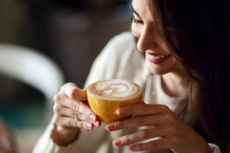 Frau trinkt Kaffee: Dem Getränk werden viele positive Effekte auf die Gesundheit zugeschrieben.