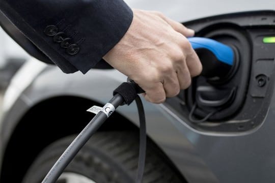 E-Auto: Käufer eines E-Autos können sich freuen – die Prämien dafür werden erhöht.
