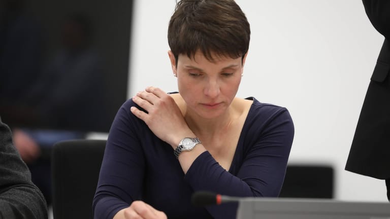 Frauke Petry bei einem Gerichtstermin im April in Dresden: Die frühere AfD-Chefin zieht sich aus der Politik zurück.