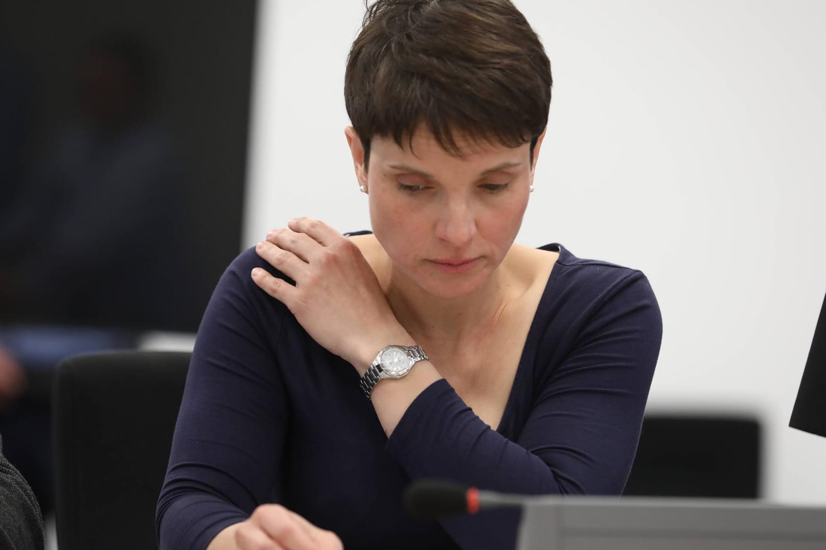 Frauke Petry bei einem Gerichtstermin im April in Dresden: Die frühere AfD-Chefin zieht sich aus der Politik zurück.