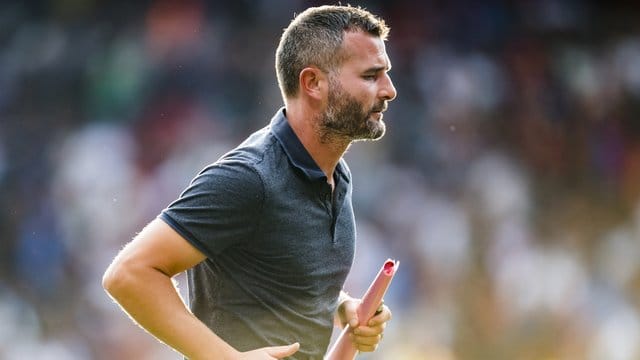 Der Schweizer Alex Frei ist einer der Kandidaten als Trainer für Hannover 96. Der Schweizer Alex Frei ist einer der Kandidaten als Trainer für Hannover 96.