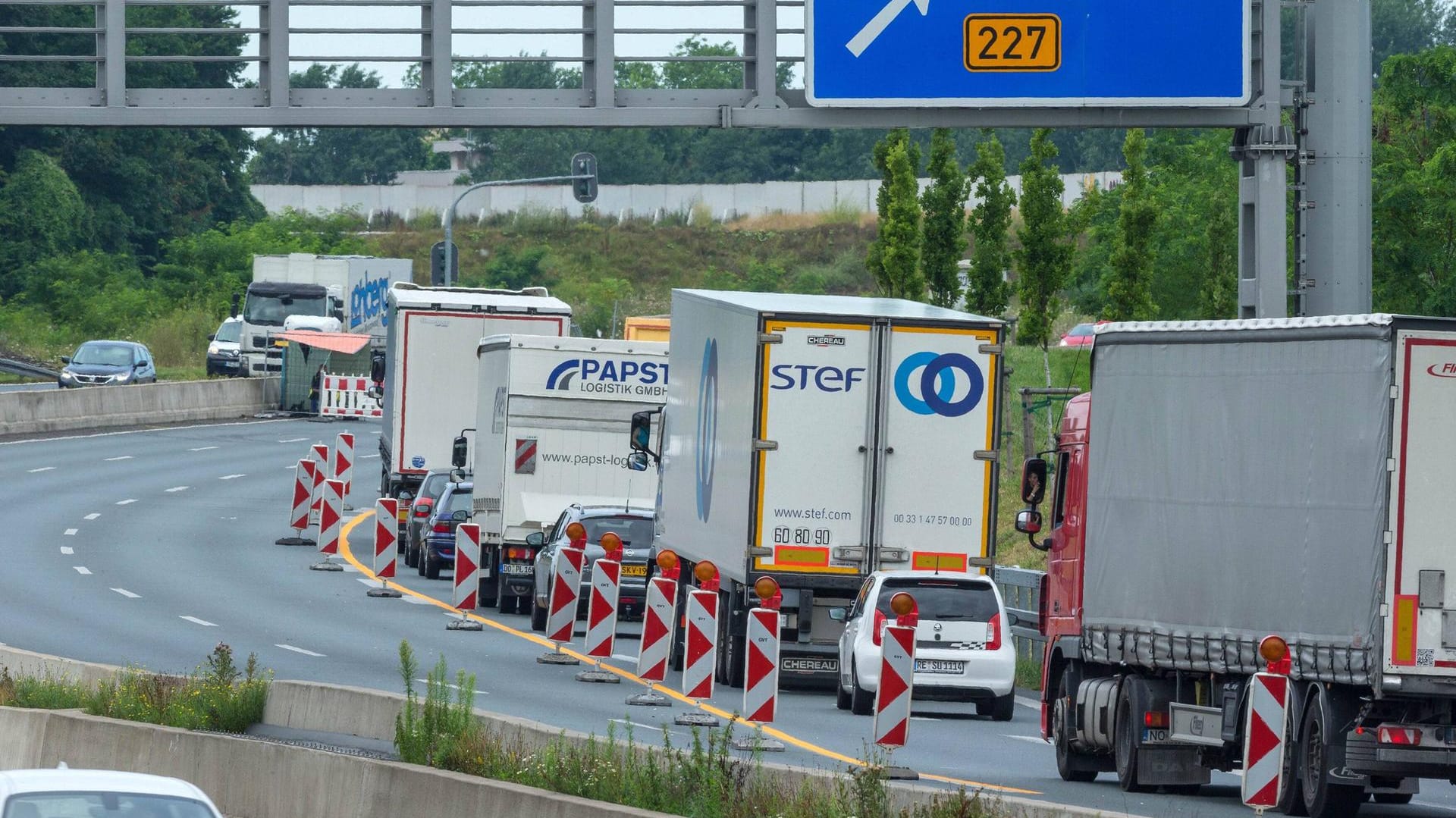 Eine Autobahnbaustelle: Dort kann es trotz freier Fahrt häufig zu stockendem Verkehr kommen.