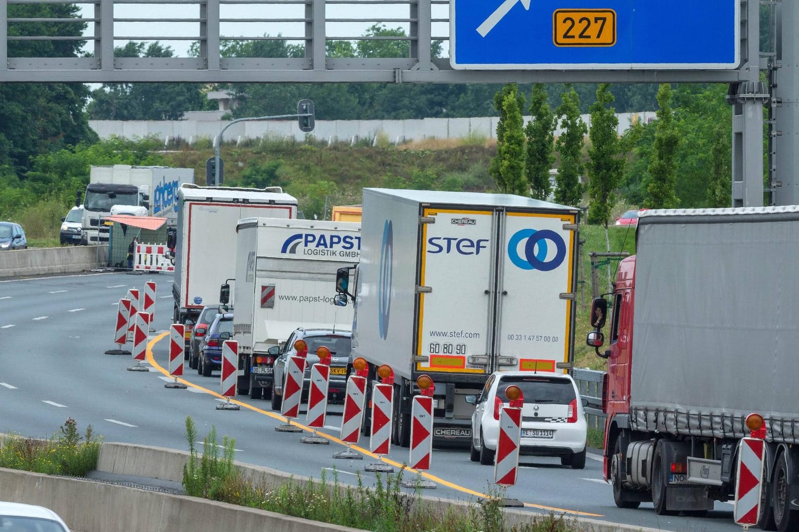 Eine Autobahnbaustelle: Dort kann es trotz freier Fahrt häufig zu stockendem Verkehr kommen.