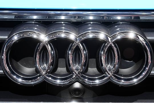 Ein Audi-Logo an einem Kühlergrill Ein Audi-Logo an einem Kühlergrill