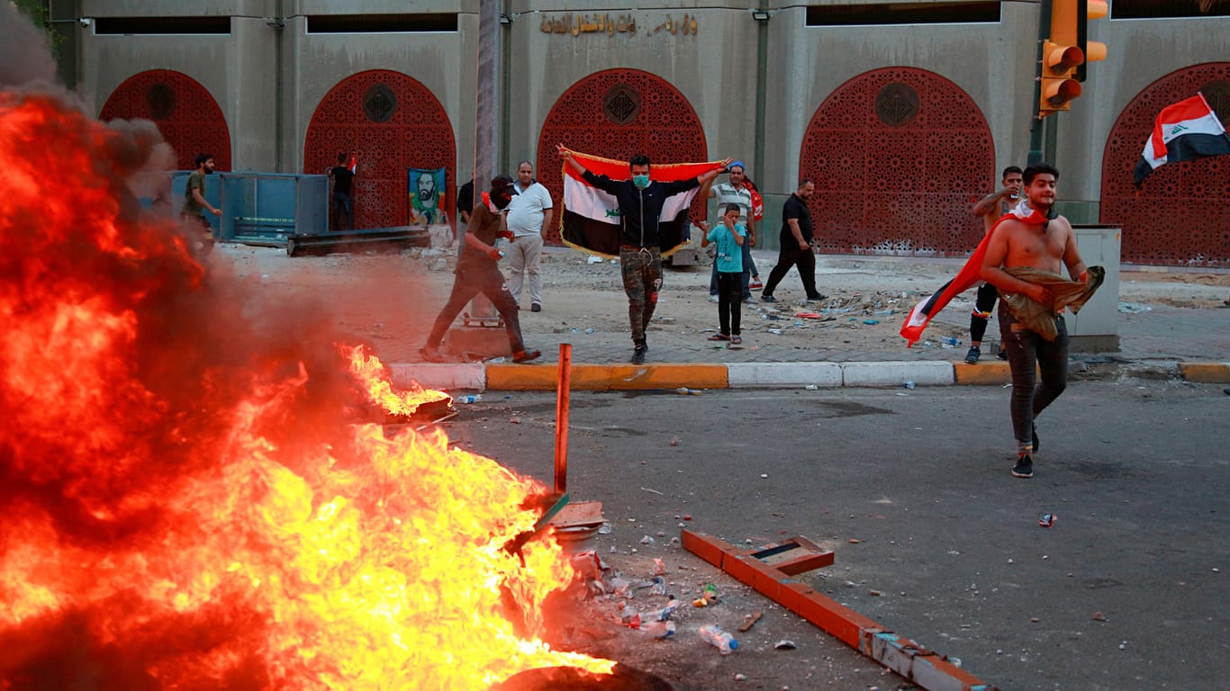 Demonstranten vor brennenden Barrikaden: Seit Anfang Oktober kommt es im Irak zu Massenprotesten gegen Korruption und Misswirtschaft.