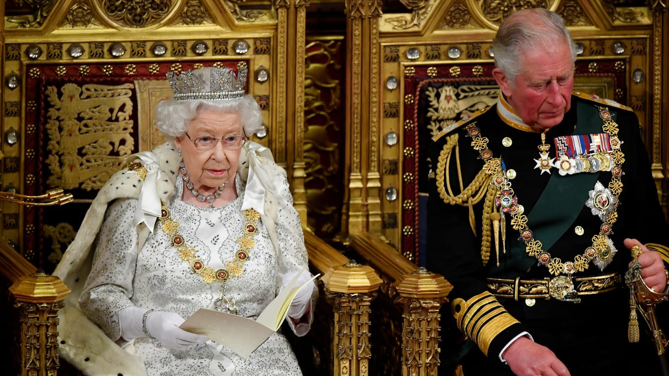 Queen Elizabeth mit Thronfolger Charles am 14. Oktober 2019 bei der Eröffnung des britischen Parlaments: Ob der Hermelinumhang auch gegen einen unechten ausgetauscht wurde, ist nicht bekannt.
