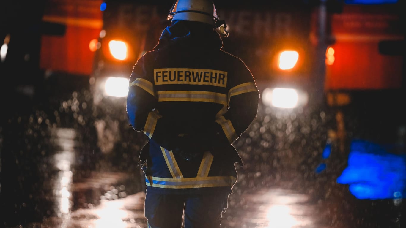 Feuerwehr in Offenbach im Einsatz (Symbolbild): Durch die letzte Brandstiftung des mutmaßlichen Täter-Duos wurden vier Menschen verletzt.