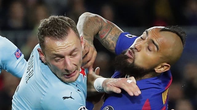 Der Prager Vladimir Coufal (l) und Arturo Vidal (r) vom FC Barcelona im Clinch beim Kampf um den Ball.